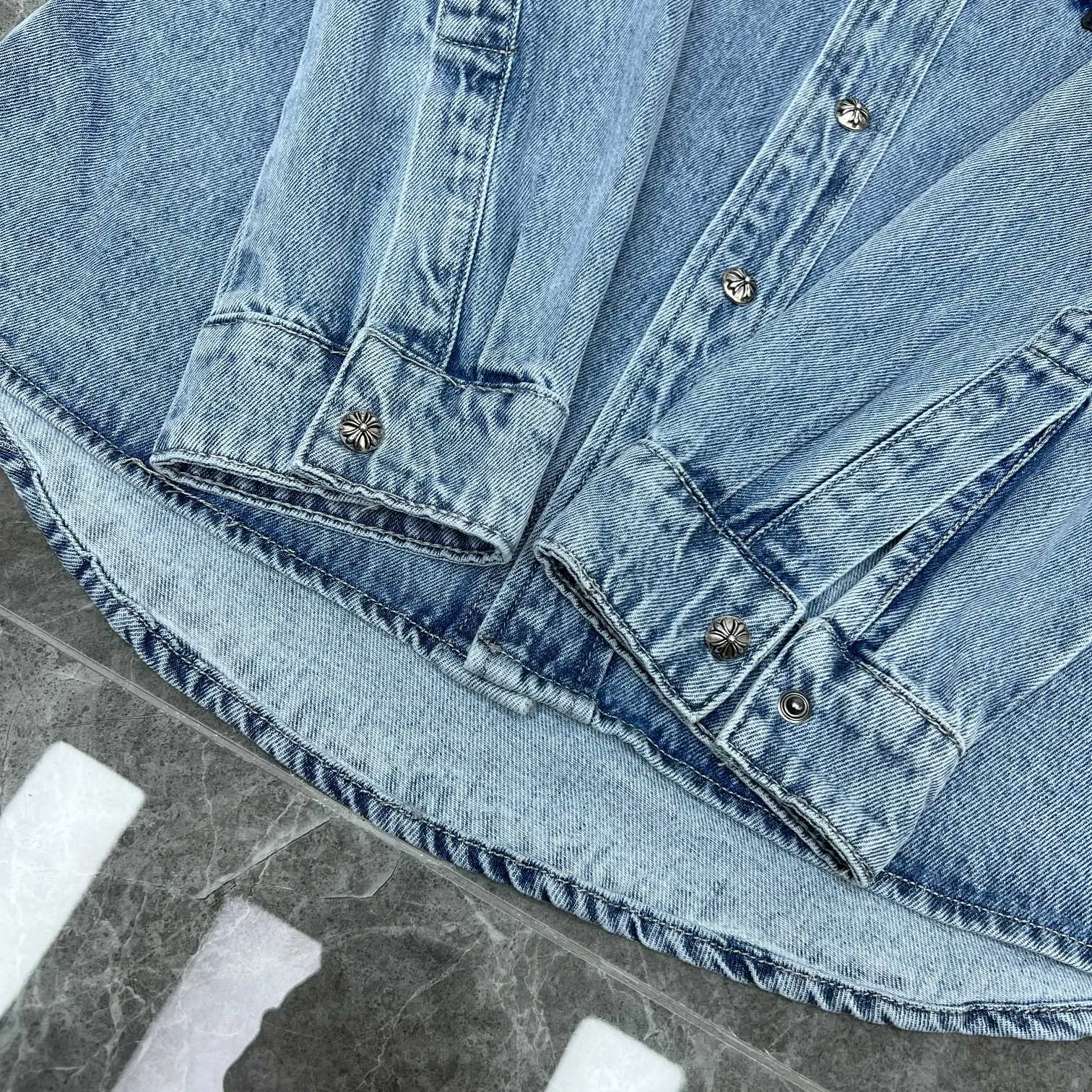 P256 Chrome Hearts🍁shirt series🍁1000-year-old classic patchwork embroidered leather denim, exclusive custom weaving and dyeing, 100% pure cotton high weight denim fabric, high-tech washing! Heavy enzyme stone rinse! Original hardware mold opening! ⭐Special version of the original version ⭐Patchwork leather craftsmanship Can be worn with denim in all seasons 🌈Recommended color: Custom washed denim blue 🌈Code number: S, M, L, XL